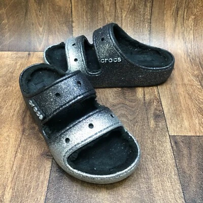 Sandalias CROCS clásicas acogedoras brillantes de piel sintética para mujer talla 10 de EE. UU. negras/plateadas Foto 1 de 4