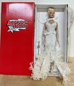 16" Tonner, Platinum Panache, Brenda Starr Reporter Fashion Blonde Doll w/stand - Picture 1 of 5