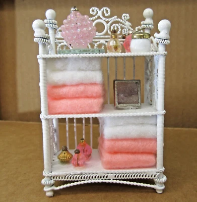 Casa de Muñecas Miniatura 1:12 Vintage Metal Pergamino Blanco BAÑO Estantería con Acceso. Foto 1 de 4