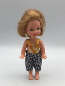 Mattel KELLY DOLL Pelo Rubio Azul Ojos Verdes Traje de Baño Pantalones a Cuadros - Imagen 1 de 3