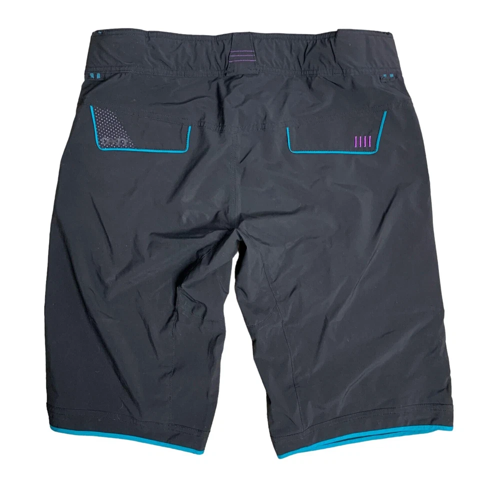 Bermuda esportiva feminina Dakine Tonic 30 bolsos pretos ajustáveis na cintura - Imagem 1 de 4