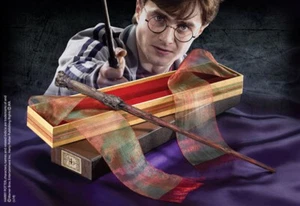 Mundo Mágico Harry Potter - Varita de Harry Potter con caja de varita Ollivanders - Imagen 1 de 2