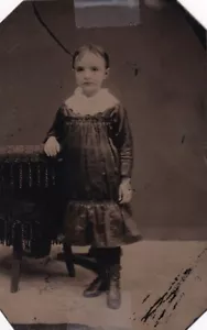 TIPO TINTE VINTAGE: ADORABLE NIÑA, VESTIDO VINTAGE Y BOTAS MEJILLAS TINTADAS - Imagen 1 de 2