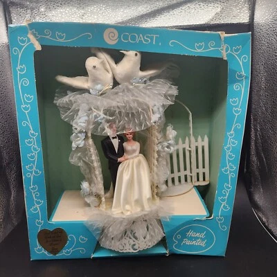 1959 Vintage Boda Pastel Topper Novia y Novio Encaje Palomas Costa Novedad MFG Foto 1 de 4