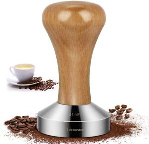 Enthält Espresso Kaffeedrücker Reinigungstuch 330ml Milchkännchen Ablage CPROSP Kaffee Tamper 51mm Set 16* Kaffee Schablonen 