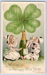 1907 HAPPY NEW YEAR PIERROTS TRINKEN CHAMPAGNERFLASCHE KLEEBLATT GEPRÄGTE POSTKARTE - Bild 1 von 2