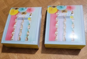 2 Deko Sets. 24 Stück insgesamt. Kulissen, Fächer, Girlanden. - Bild 1 von 3