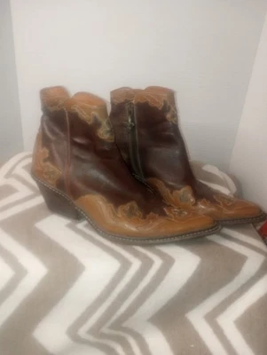 Donald Pliner Western Conture Botines 2 Tonos Marrón Punta Cremallera 7 M Italia Leer Foto 1 de 4