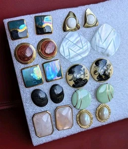 Vintage LOTTO 10 paia orecchini smaltati traforati quadrati conchiglia rotonda cabochon - Foto 1 di 8