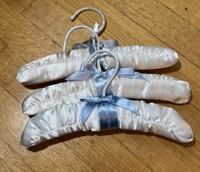 3 perchas acolchadas de tela para bebé bebé niño pequeño blancas con cinta azul Foto 1 de 4