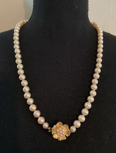 "Collar de colección 24"" perla anudada/perla sintética? con flor tono dorado/7 mini perlas broche" - Imagen 1 de 6