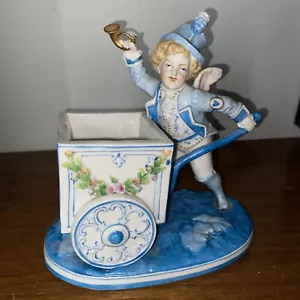 ANTICA STATUA STATUETTA TEDESCA DRESDA SITZENDORF CUPIDO CON CARRELLO PORCELLANA - Foto 1 di 9