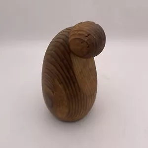 "Escultura de arte popular vintage firmada por Leo Gervais tallada en madera hombre con arco de 3,5"" de alto" - Imagen 1 de 6