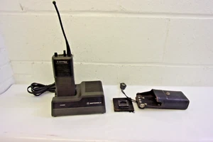 Vintage Motorola MT1000 Handie-Talkie FM  2 way Radio w Charger & leather Case - Picture 1 of 8