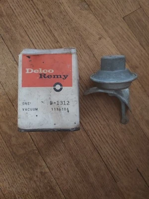NOS OEM 1955-56 Chevy Passenger & Corvette Vacuum Advance Delco 116104 D1312 - Image 1 of 4