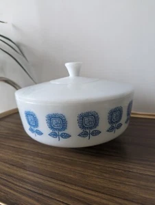 Large Vintage Federal USA Caserole & Lid, Milkglass, Retro Blue Flower 24cm, Mcm - Picture 1 of 10