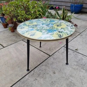 Retro Round Vintage Kitsch Floral Side Coffee Table | Flowers 50s/60s - Picture 1 of 4