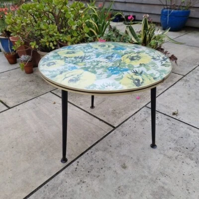 Retro Round Vintage Kitsch Floral Side Coffee Table | Flowers 50s/60s - Image 1 of 4