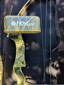 Hoyt Intruder Left-Handed Compound Bow – Lightly Used, Camouflage Case + Arrows - Picture 1 of 9
