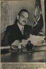 1944 Press Photo Governor Thomas E. Dewey works on state business in New York