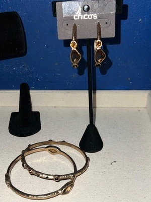 NUEVO CON ETIQUETAS CHICO'S Pendientes de aro en tono dorado con piedras de vidrio marrón y brazaletes a juego Foto 1 de 4