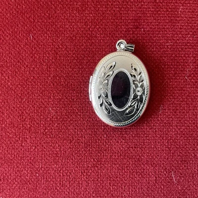 Colgante medallón ovalado de plata de ley ornamentado Foto 1 de 4