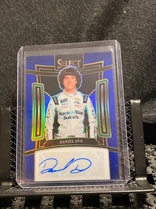 Daniel Dye 2024 Select Signatures / Auto - Blue Prizm #40/49 - Bild 1 von 2