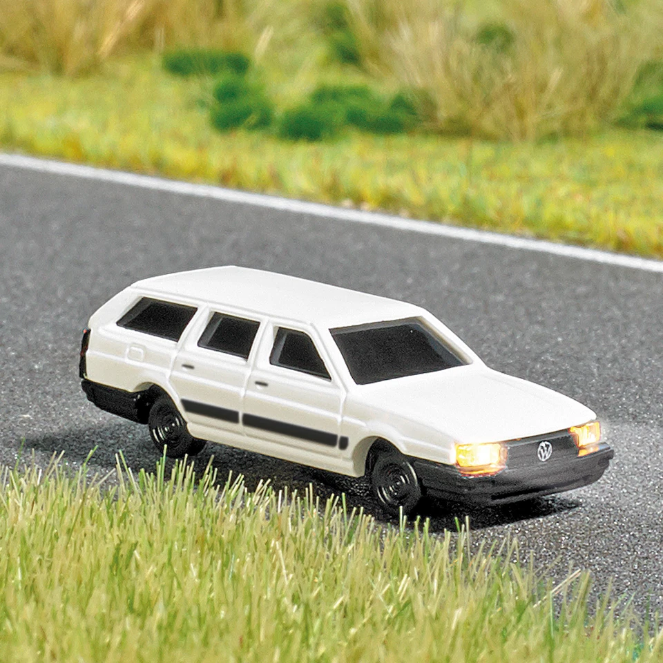 BUSCH 5391 Scala N VW Passat bianco con fanali funzionanti (davanti e dietro) - Immagine 1 di 1