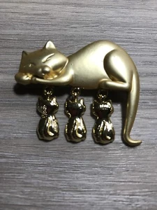Vintage Danecraft Gold Tone  Cat & Kittens Brooch Pin - Picture 1 of 3