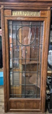 Antigua cabina telefónica de hotel de roble macizo con panel de vidrio con plomo Foto 1 de 4