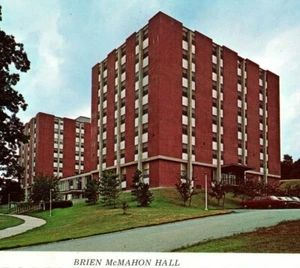 Brien McMahon Hall University of Connecticut Gebäude Geschichten CT Vintage Postkarte - Bild 1 von 4