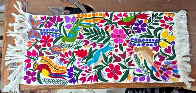 Table runner with animals and birds, hand-woven MI GOLONDRINA - Image 1 of 4