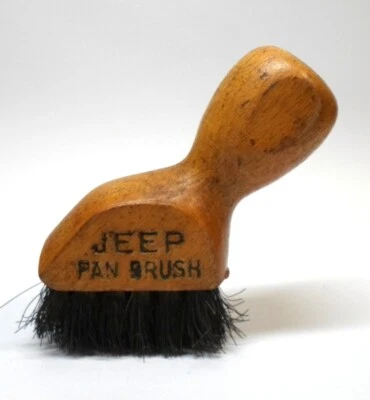 Cepillo Jeep Pan Vintage Pequeño Mango de Madera Cerdas de Alambre Cepillo 3" de Alto Foto 1 de 4