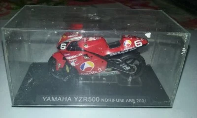 modellino moto SCALA 1:24 YAMAHA YZR500 NORIFUMI ABE del 2001 CON TECA  perfetto - Immagine 1 di 4