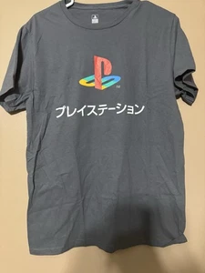 Camisa Oficial Sony PlayStation Texto Japonés Talla M Camisa Gris Logo Clásico  - Imagen 1 de 3