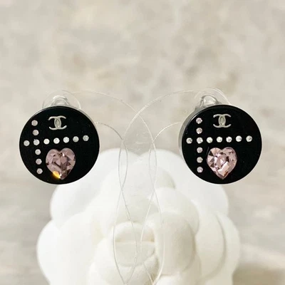 Chanel Auténticos Pendientes Redondos Marca COCO Corazón Rosa Cristal Piedra Plástico Negro Foto 1 de 4
