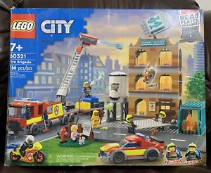LEGO CITY Vigili del Fuoco 60321 Set RITIRATO con 7 Minifigure, Piastre Stradali, Gatti - Foto 1 di 19