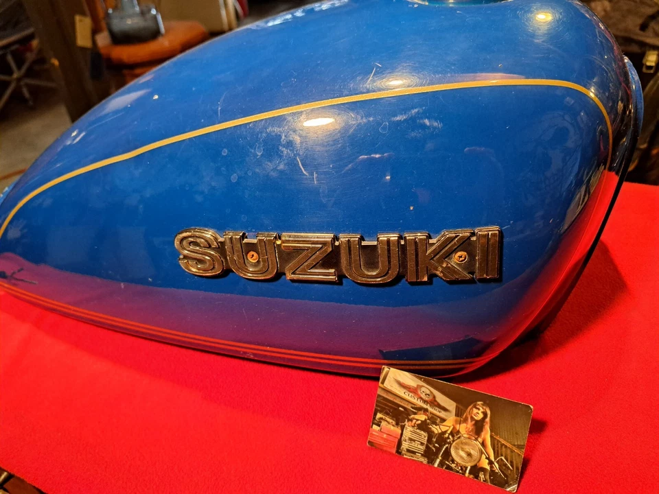 Suzuki GS 750 L 1979 tanque de gasolina con tapa de indicador de combustible y llave fabricante de equipos originales limpio Foto 1 de 4