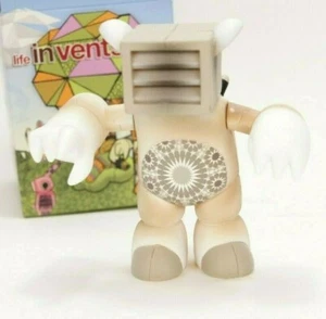 Kidrobot Life Inventsville Grilly Bear Mono 3" Figura Vinilo Damon Soule Arte Juguete - Imagen 1 de 3