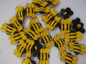 25 x Large Bee Novelty Buttons Knits Sewing Craft Size 25mm Q37 - Picture 1 of 2