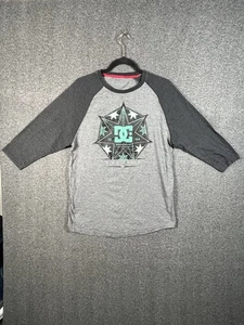 DC Men’s Est MCMXCIV Graphic T-Shirt Grau Herren XL 3/4 Ärmel  - Bild 1 von 6