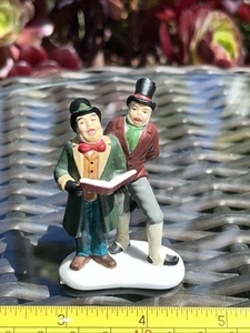 DEPT 56 Heritage Village Weihnachtslieder ERSATZTEIL 2 MÄNNER aus 58631 - Bild 1 von 11
