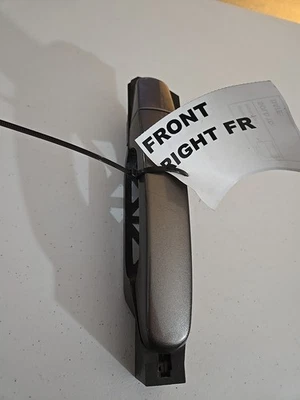  Chevrolet Traverse Front Right Exterior Door Handle 15786204 OEM - Image 1 of 4