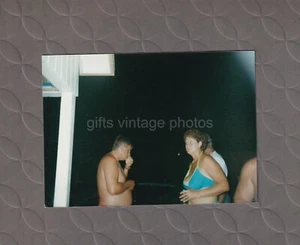 ORIGINAL gefundenes FARBFOTO Mann schnappt sich seine Nase mit Frau, die auf C2920 schaut - Bild 1 von 1