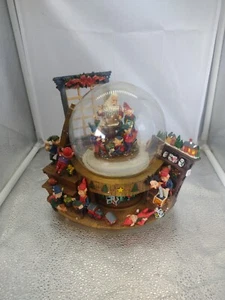 "JCPenneys Musical Santa's Workshop Schneekugel 2003 ""We Wish You A Merry Xmas" - Bild 1 von 11