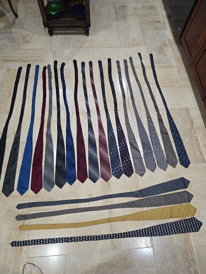 Lote de 21 Corbatas de Cuello Hombre Estilos Multicolores Patrones Geométricos 57 en Hombre de Hoy Foto 1 de 4
