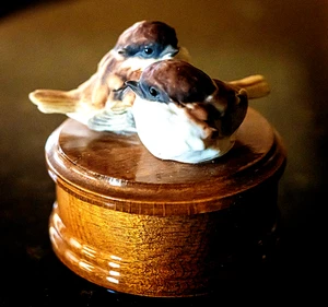 Small Wooden Trinket Box w/2 Bird Figurines on Lid - 3" Diameter - Picture 1 of 6