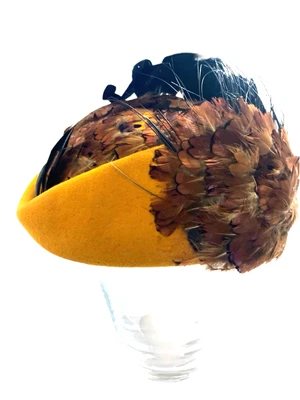 Винтажный Fascinator фазан перо шляпа 1950-х золото войлок маркированный 9 x 7,5 читать - Изображение 1 из 4