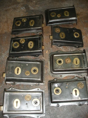 Trava de aro de aço recuperada com crachá de latão, totalmente remodelada - Imagem 1 de 3