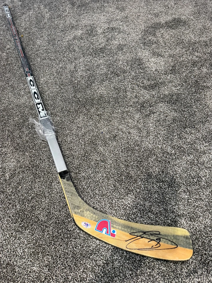 Palo de hockey autógrafo firmado por Joe Sakic Quebec Nordiques Avalanche certificado de autenticidad PSA HOF Foto 1 de 2